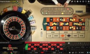 Vue aerienne de la table de roulette du Dragonara Casino de Malte avec joueurs